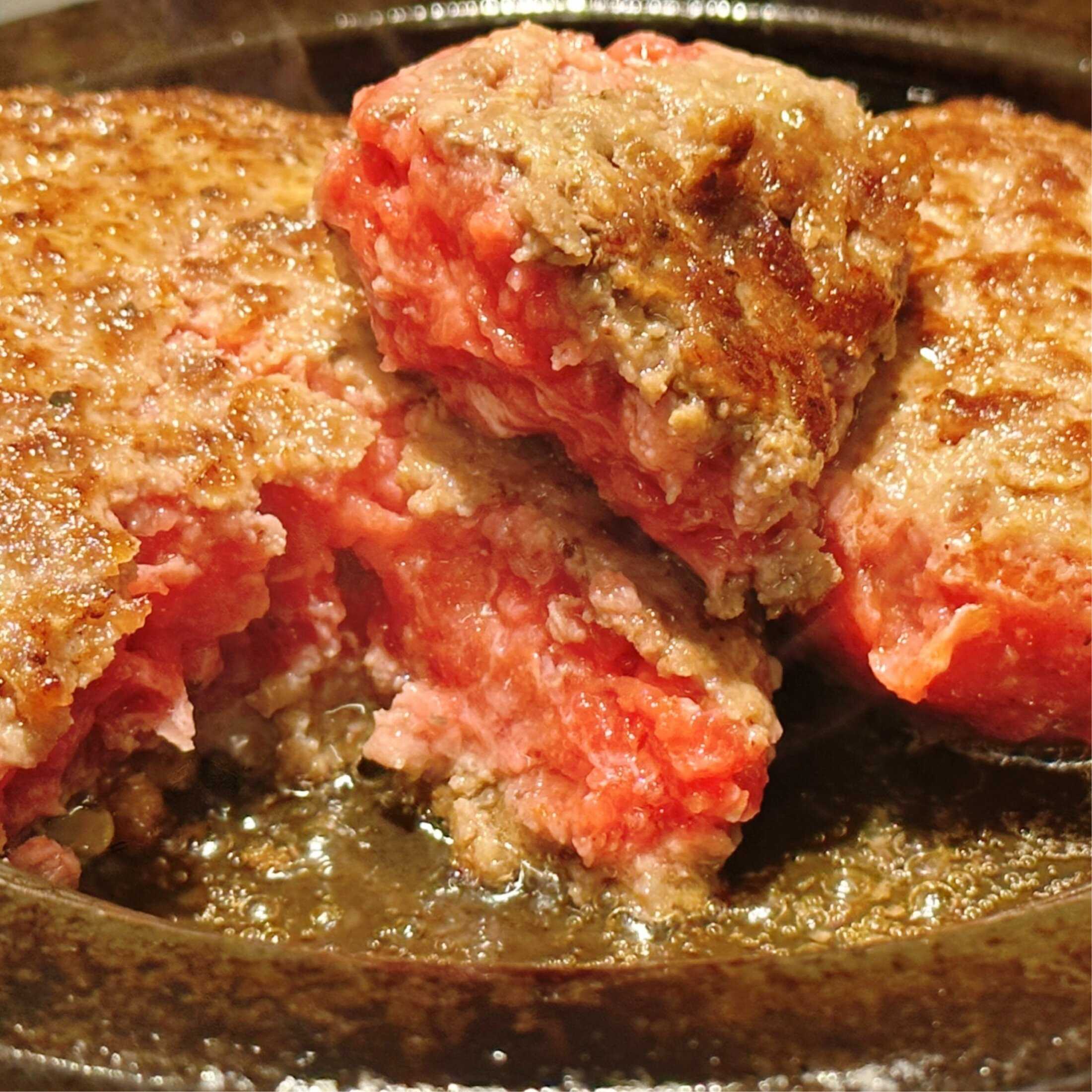 「殺人ハンバーグあるんですか…って電話も」大炎上した人気ハンバーグ店店主が明かす騒動のその後 人気の“レアハンバーグ”に専門家は「運任せに近い店もある」(集英社オンライン)