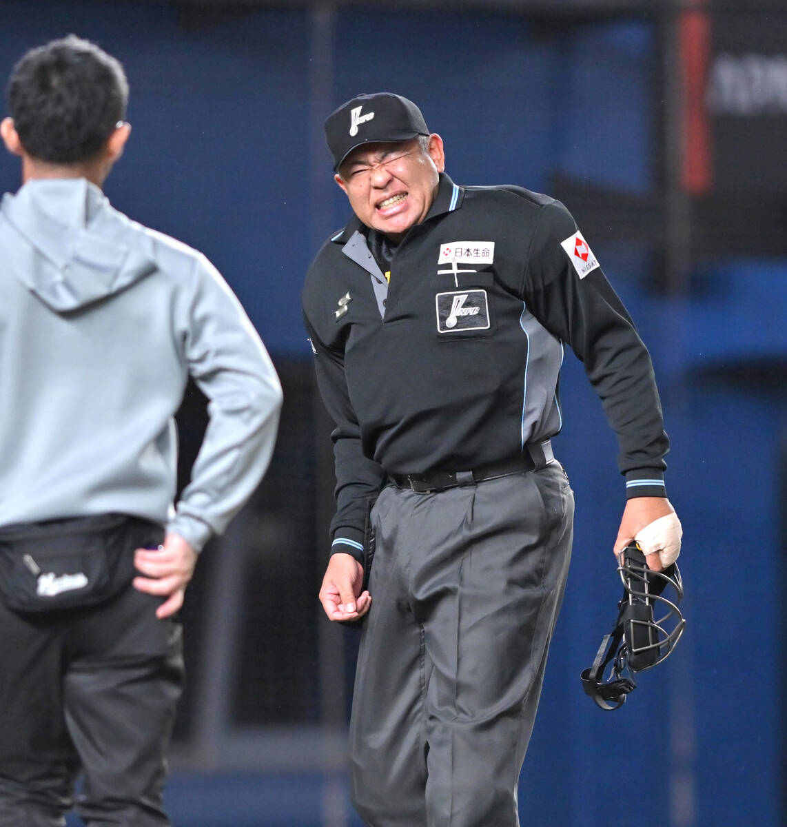 球審にアクシデント 初回に折れたバットが直撃→試合中断→交代 深谷球審は3日にも負傷交代…一塁塁審が球審に ロッテ-日本ハム戦(スポーツ報知)