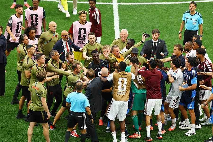 W杯で監督同士が一触即発、挨拶で手を振り払う険悪ムードに カタール退場2人、カナダMF負傷交代の大荒れ展開(THE ANSWER)