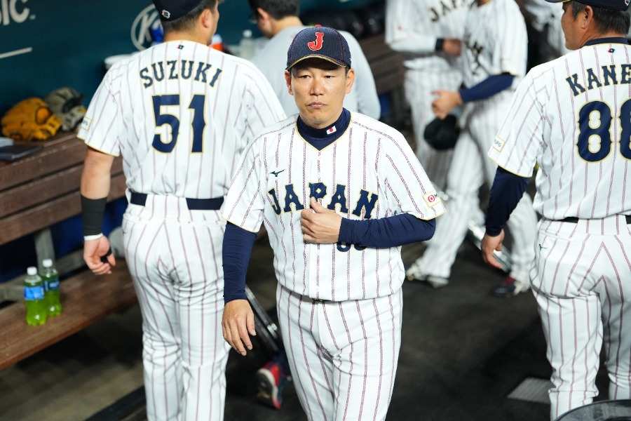 敗戦で呆然の侍ナインがファンへ挨拶 スタンドへ一礼、終戦後も忘れぬ礼儀に球場拍手(Full-Count)