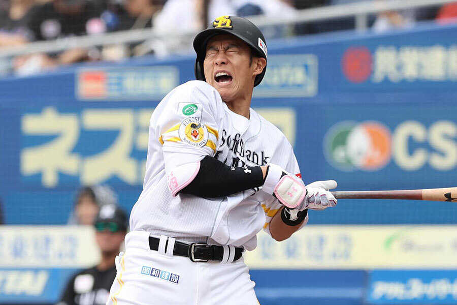 柳田悠岐が死球直後に交代　手首へ143キロに苦悶の表情…守備から退がる、球場騒然（Full-Count）