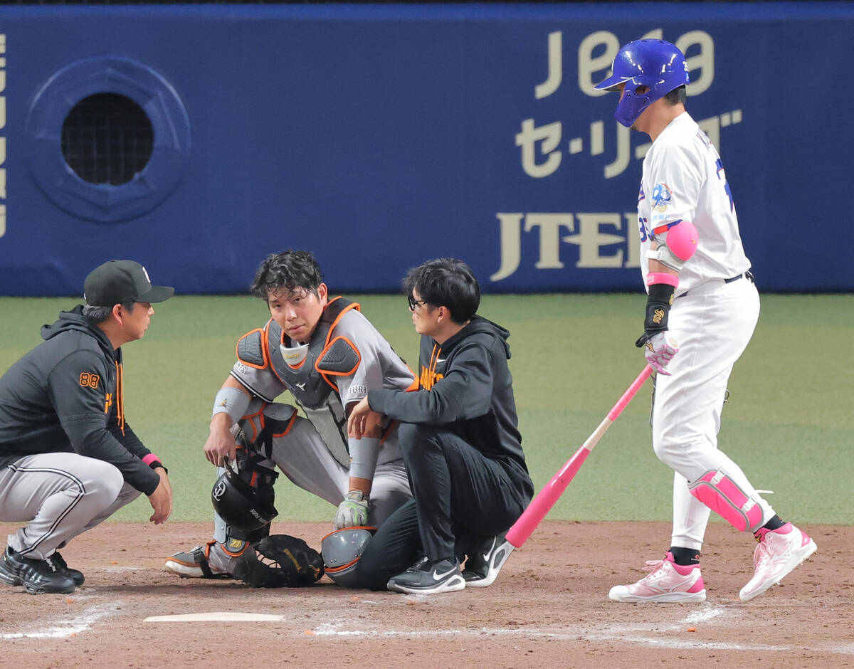 【巨人】大城卓三の頭にバットが直撃 苦悶の表情 トレーナー駆けつけ一時騒然 木下のフォロースルーが側頭部付近に(スポーツ報知)