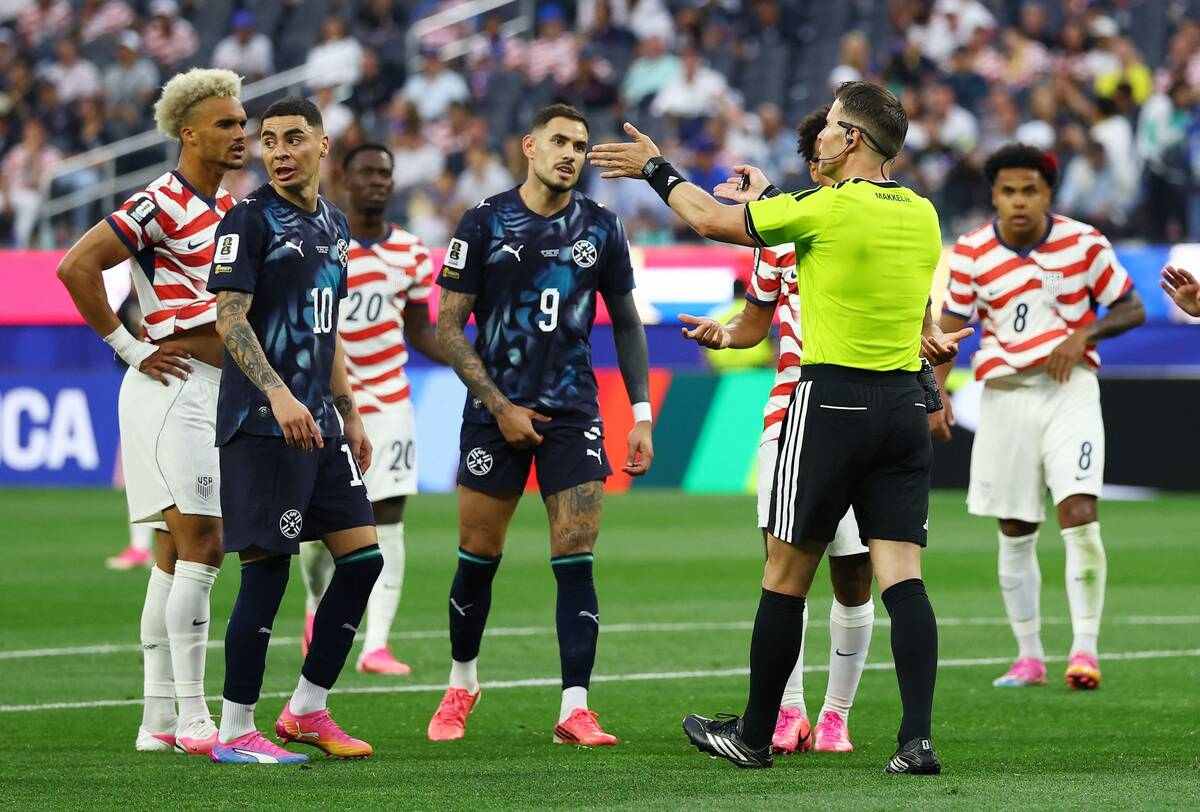 【W杯】珍事! 主審がイエローカード対象選手を間違える VARで取り消し→逆にシミュレーションで警告(スポーツ報知)