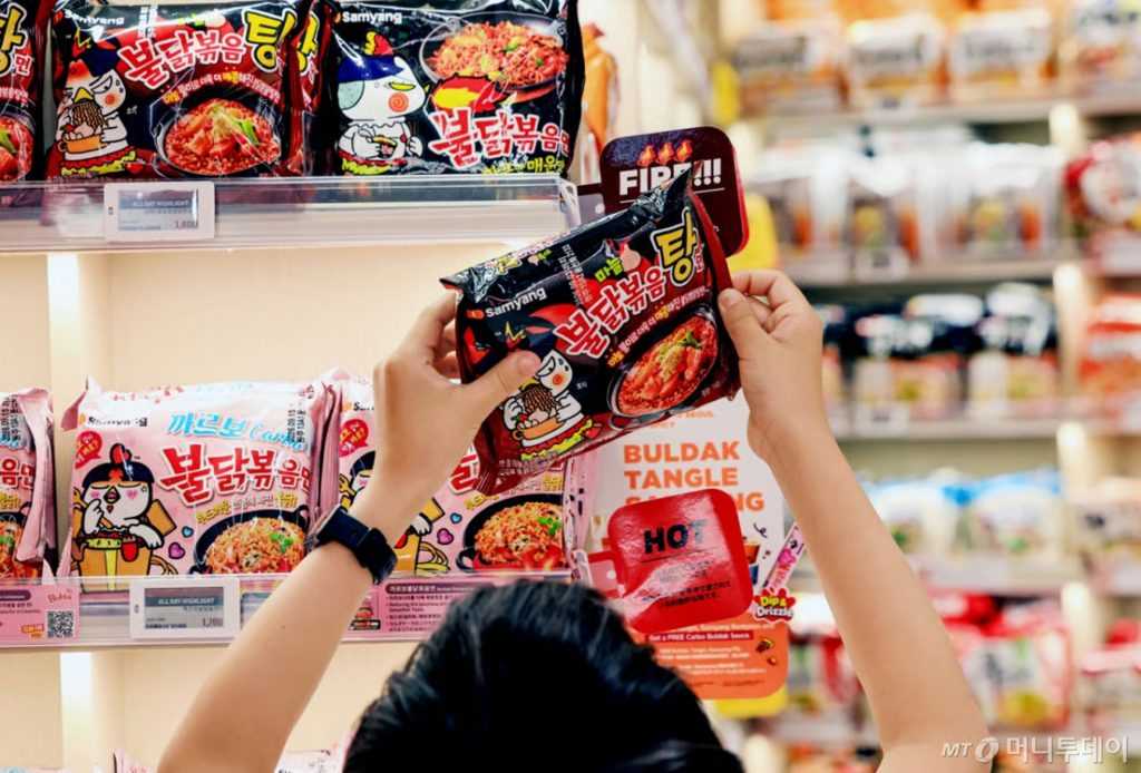 韓国「ブルダック」累計100億個突破、発売14年で世界的人気に(KOREA WAVE)