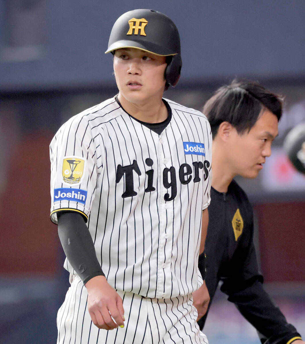 【阪神】伏見寅威、死球で途中交代…ＷＢＣ左腕の「ジェッスラ」曲がり過ぎで後ろの右足直撃（スポーツ報知）