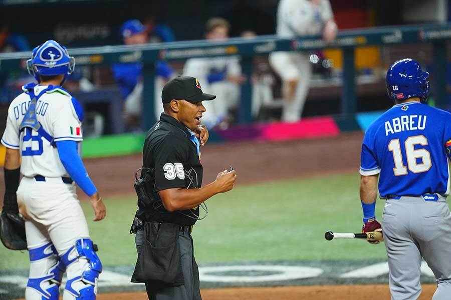 WBC準決勝、球審マスクに158キロ直撃の危険シーン　2分弱中断、球場騒然…黒田博樹氏も心配「相当なスピード」（THE ANSWER）