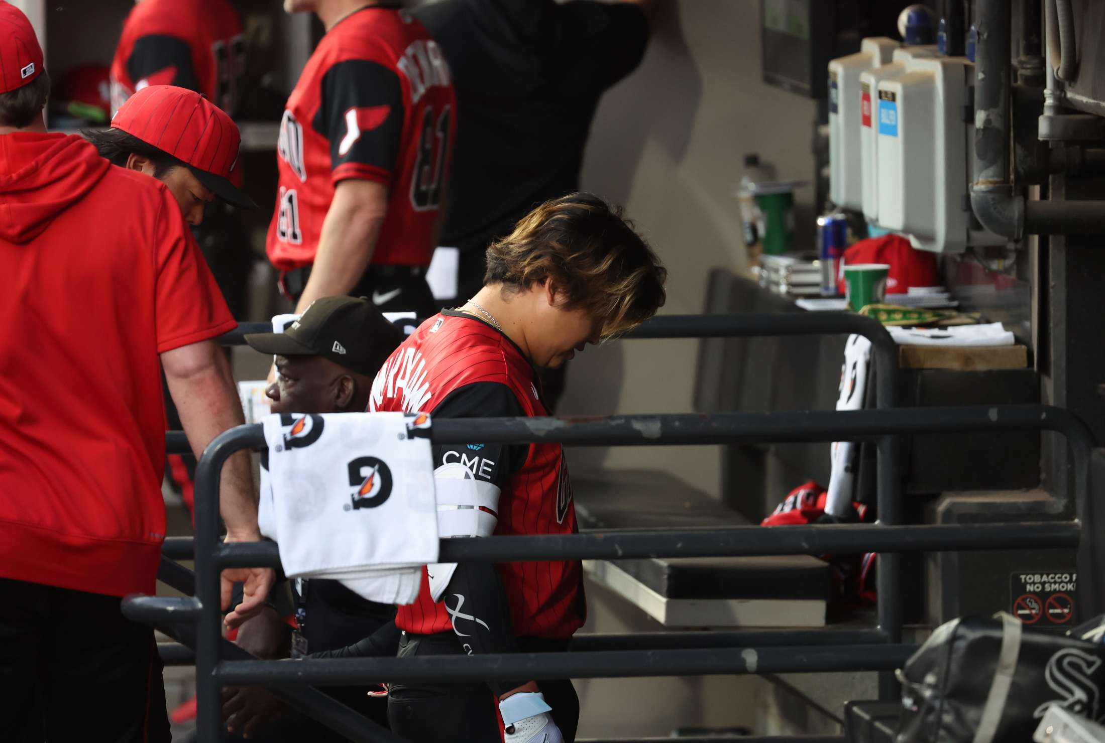ホワイトソックス激震 村上宗隆がアクシデントで途中交代 一塁へ駆け込んだ際に右太もも裏痛める 本拠地が騒然 球団は「右ハムストリングの張り」と発表 今後検査へ(デイリースポーツ)