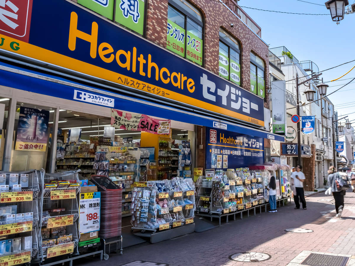 万引されないの？　「ドラッグストア」店外にトイレットペーパー山積みのワケ（オトナンサー）