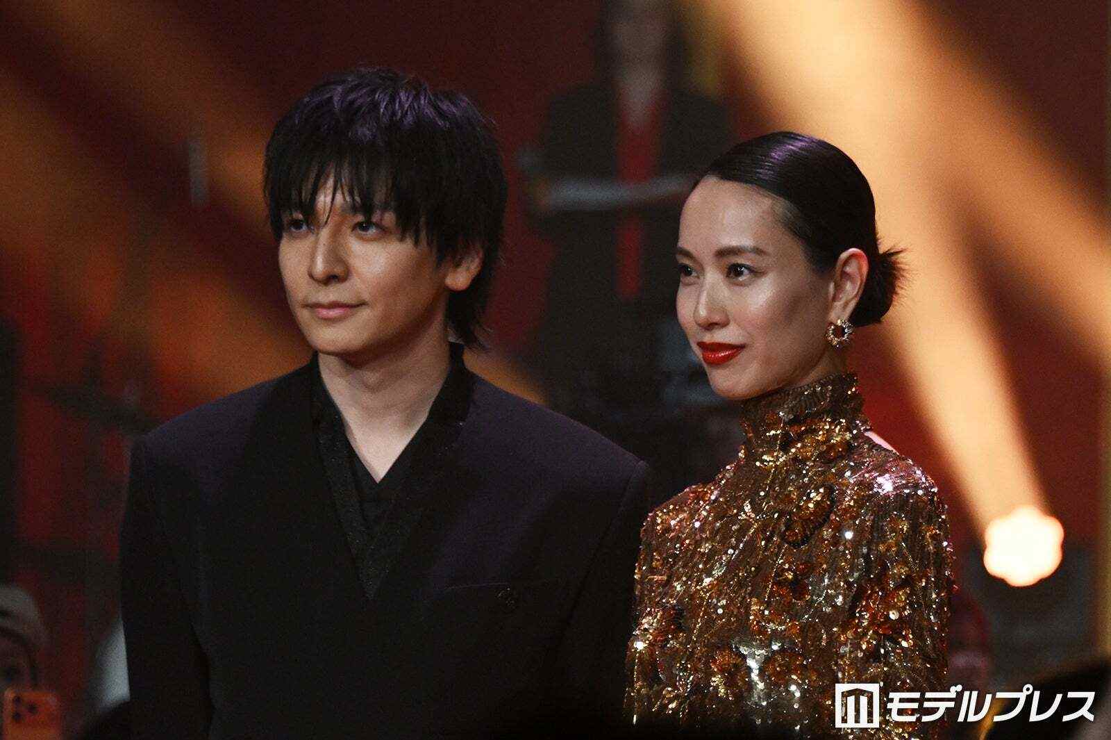 戸田恵梨香、生田斗真にエスコートされレッドカーペット降臨 美背中輝く華やかゴールドドレス姿【地獄に堕ちるわよ】(モデルプレス)