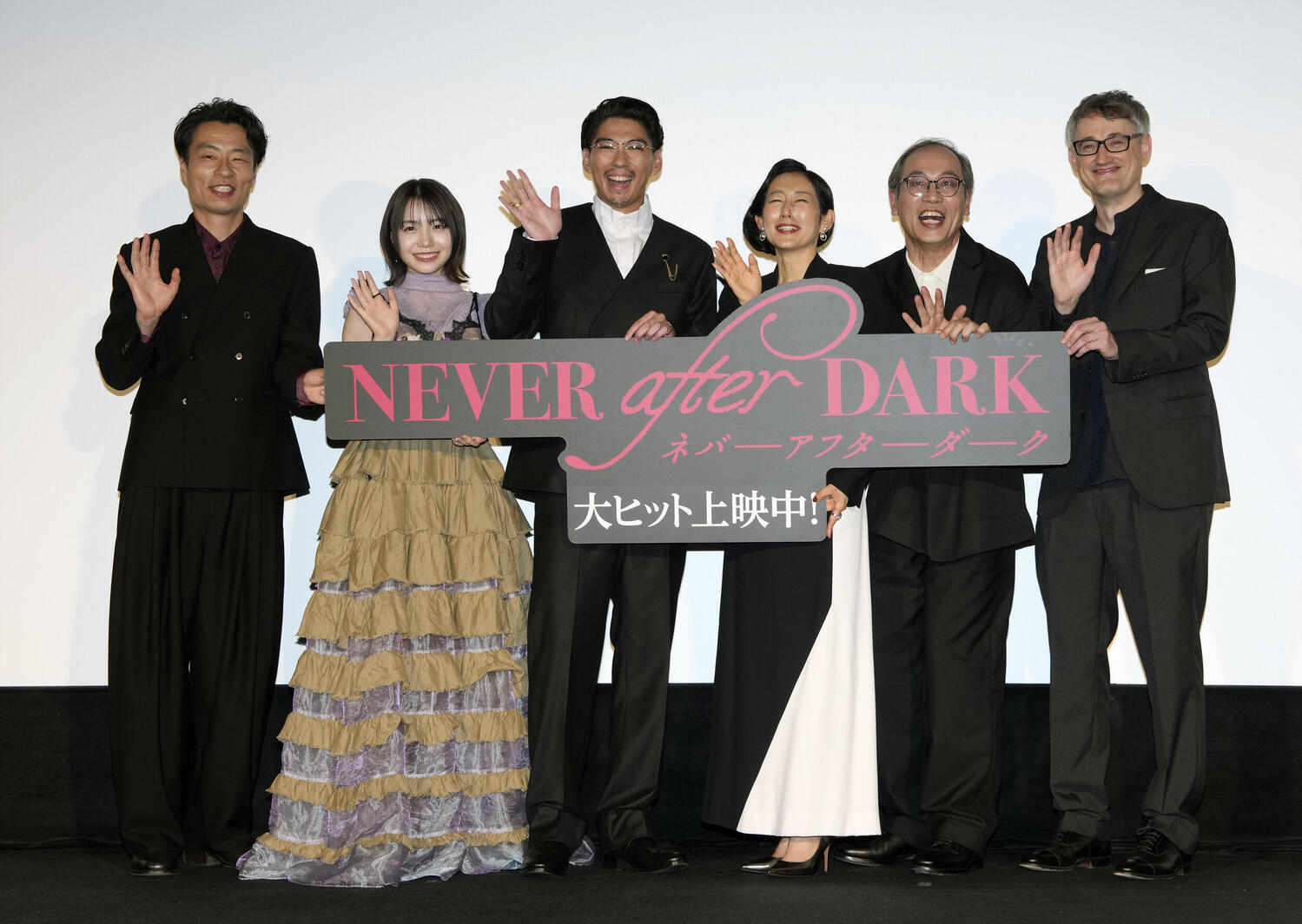 賀来賢人、人生で最も背筋凍ったのは「夢の中でIZAMに追いかけられ」人生初客席にグッズ配り（日刊スポーツ）